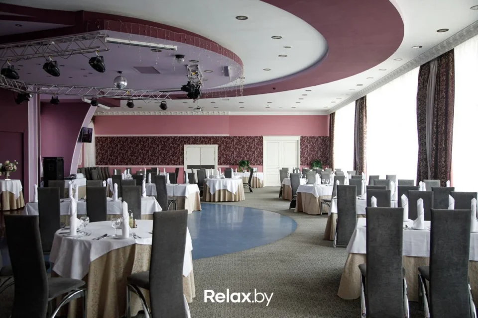 Интерьер панорамного ресторана «Седьмое небо» в Минске