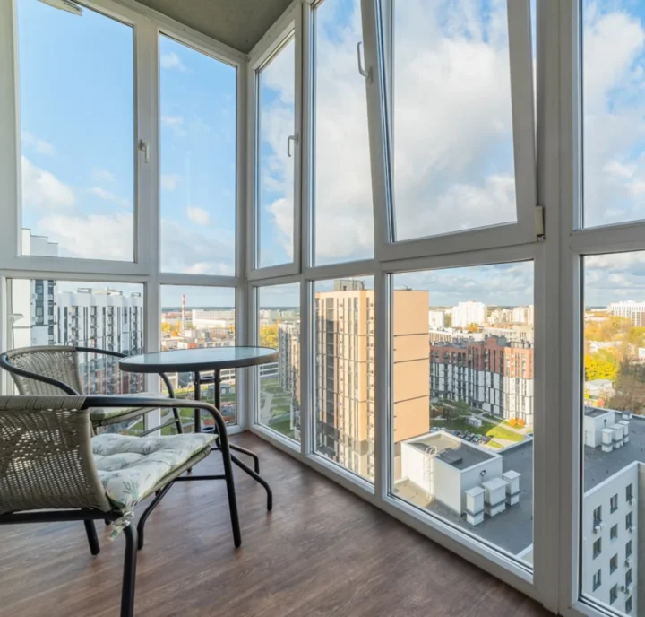 Вида из окна квартиры на многоэтажные дома в Минске