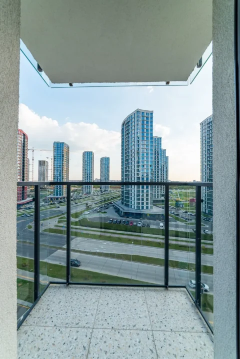 Вида из окна квартиры на многоэтажные дома в Минске