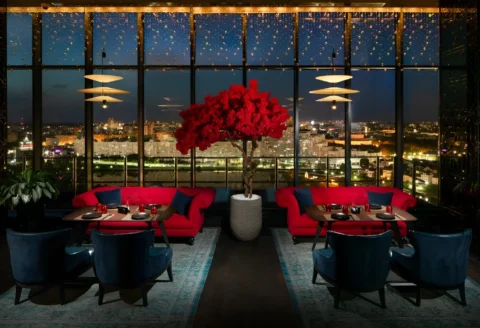 Интерьер панорамного ресторана Bar: Dot XX1 с видом на Минск