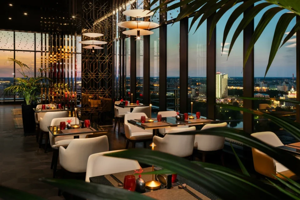 Интерьер панорамного ресторана Bar: Dot XX1 в Минске