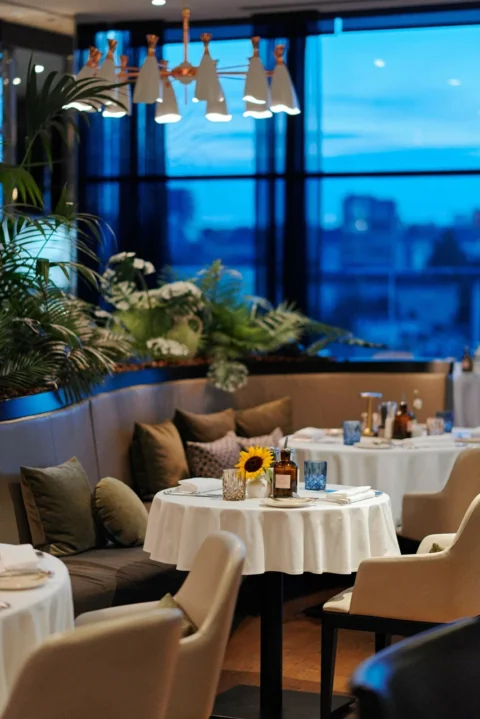 Интерьер панорамного ресторана Ember в Минске