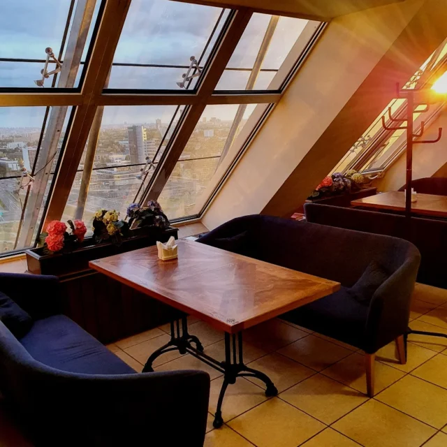 Интерьер панорамного кофе-бара «Граф Кафе» в Минске