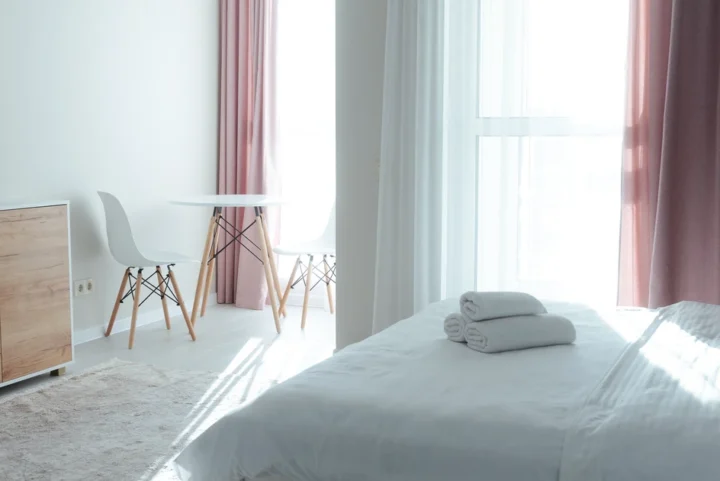 Интерьер квартиры-студии на сутки по адресу: Минск, ул. Игоря Лученка, 19