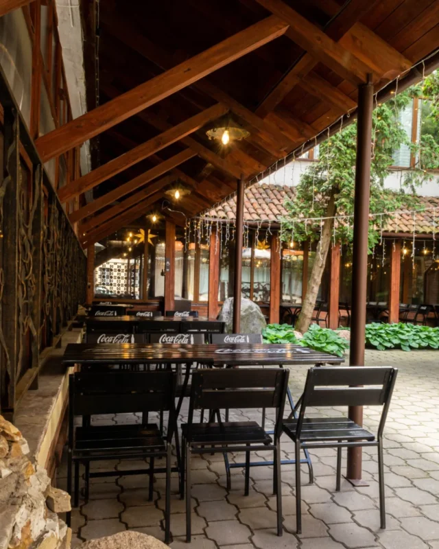 Внутренний дворик кафе «Жарынка» в Минске