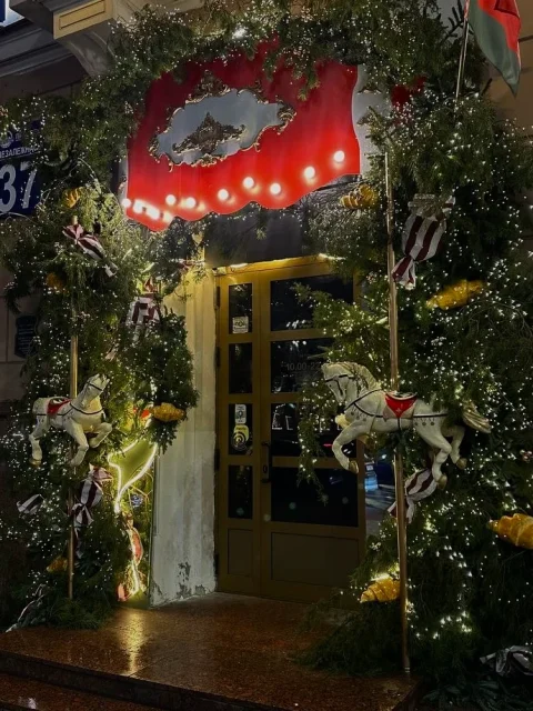 Новогодняя декорация в кофейне Le Pigeon в Минске