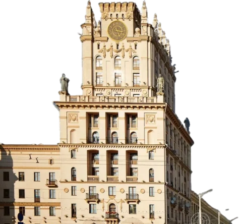 Башня с часами исторического здания из комплекса "Ворота Минска"