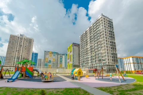 Двор многоквартирного дома с детской площадкой в Минске