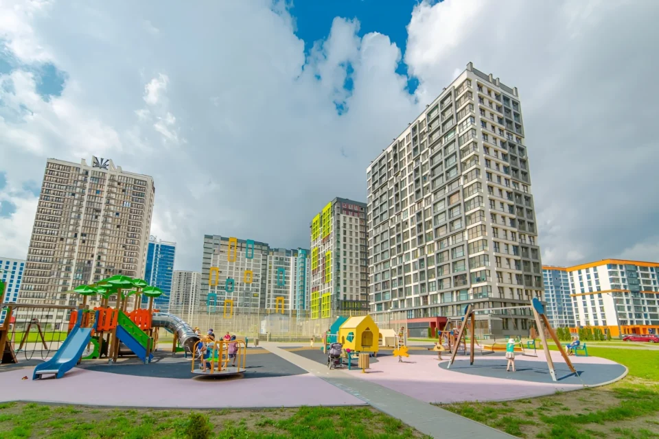 Двор многоквартирного дома с детской площадкой в Минске