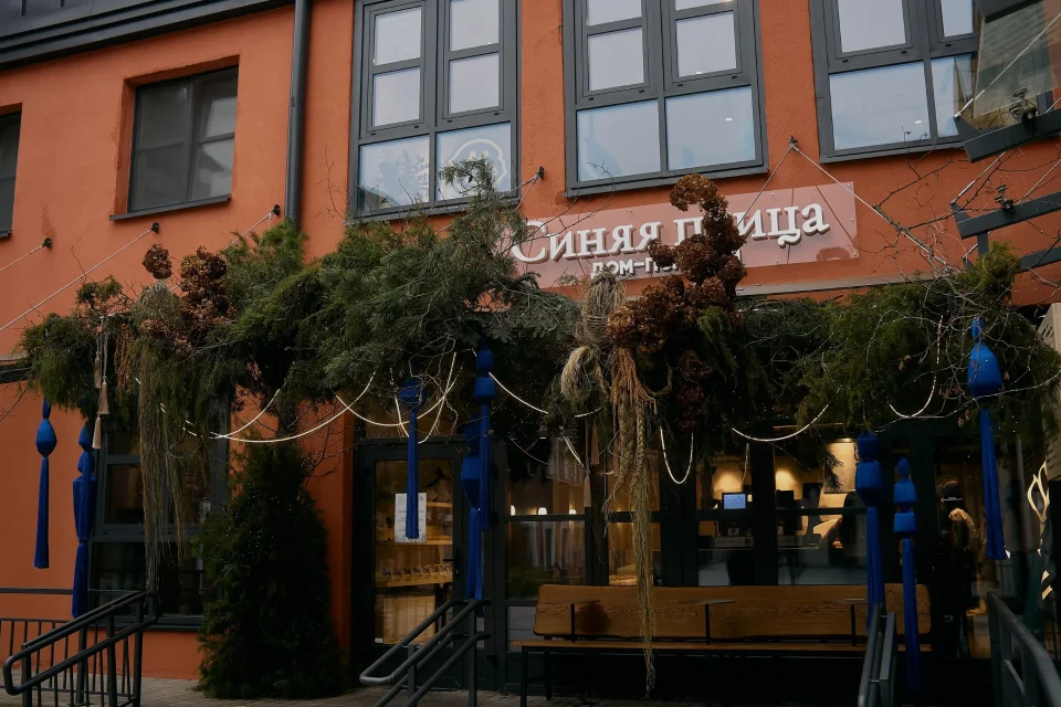 Новогодняя декорация в пекарне Синяя Птица в Минске