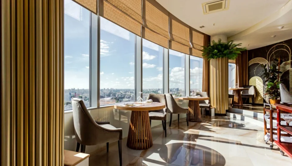Интерьер панорамного ресторана The View в Минске