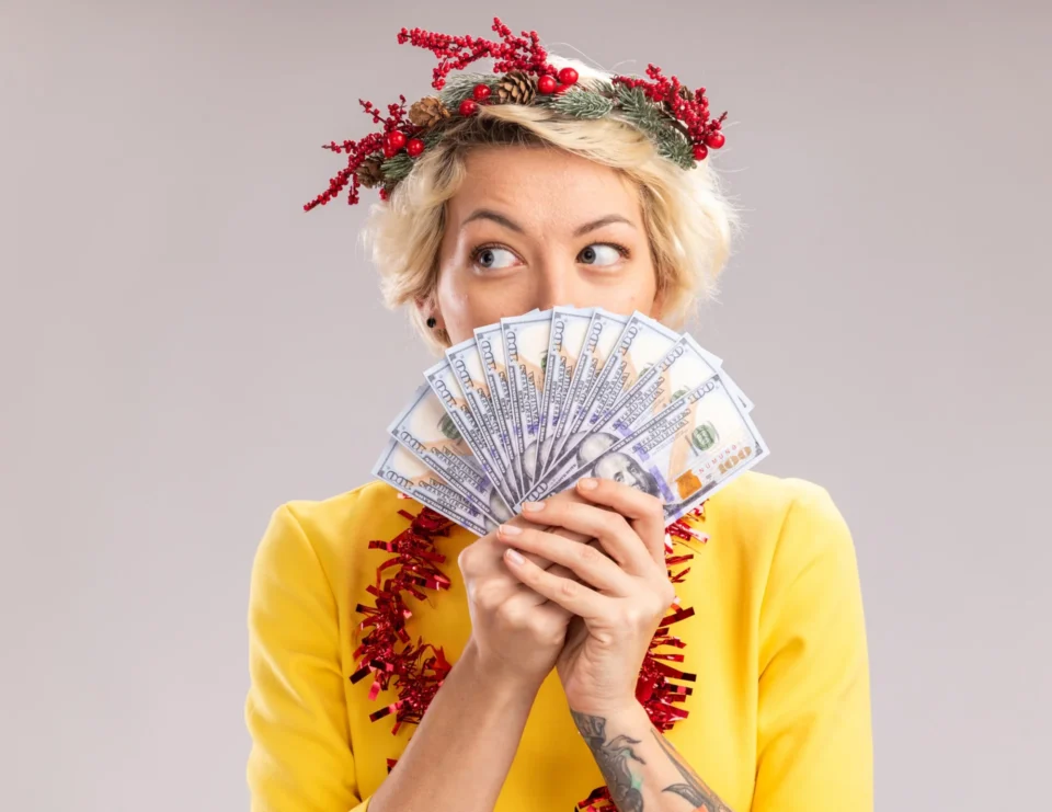 Девушка с банкнотами американских долларов